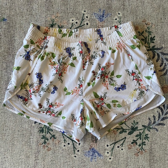Athleta Pants - M Athleta lined white floral workout gym shorts